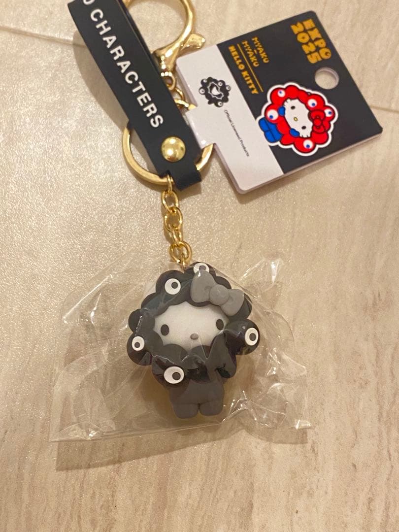 万博限定 黒ミャクミャク サンリオ キーホルダー　キティ