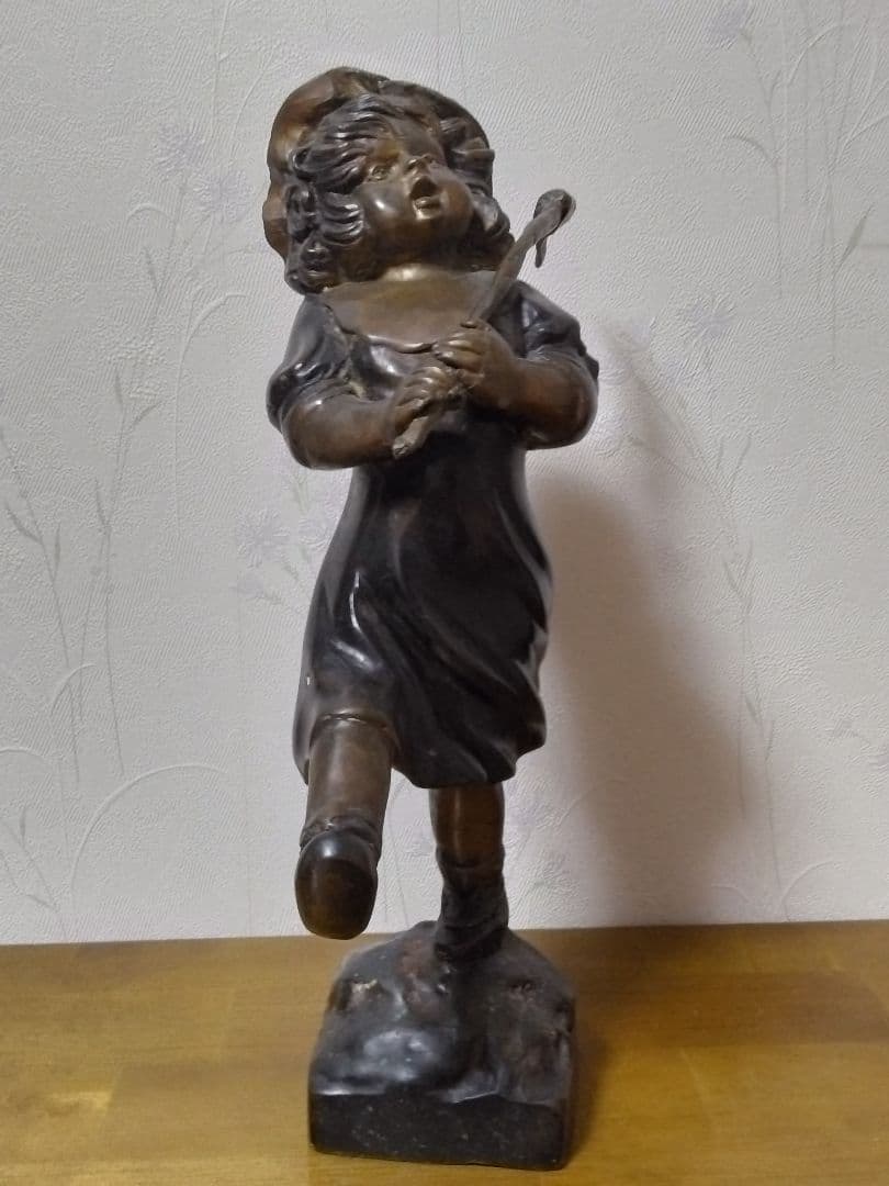 ブロンズ像　旗を持って行進する少女