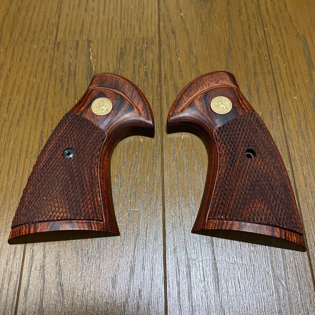 コルトパイソン木製グリップ チェック模様 金色エンブレム