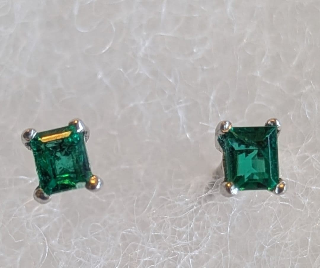 【ピピン】エメラルド エメラルドカット スタッドピアス