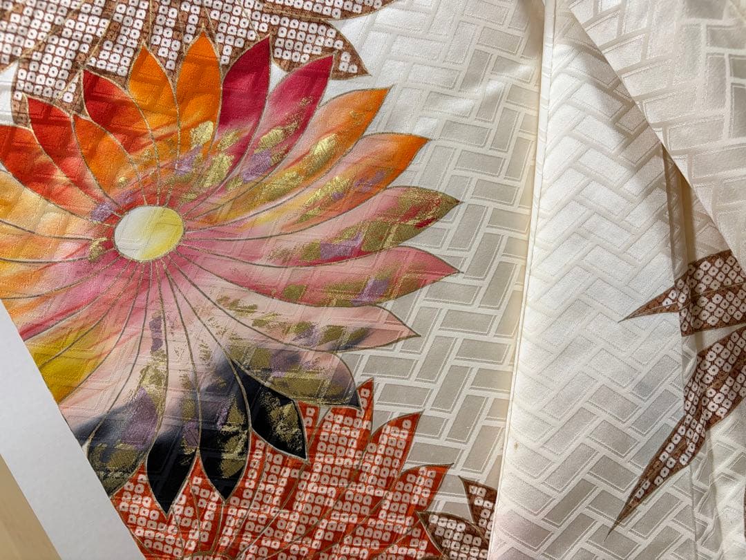 A5 高島屋扱い 笹に金駒刺繍の菊模様 白 金彩 正絹 袷 振袖 着物 K12