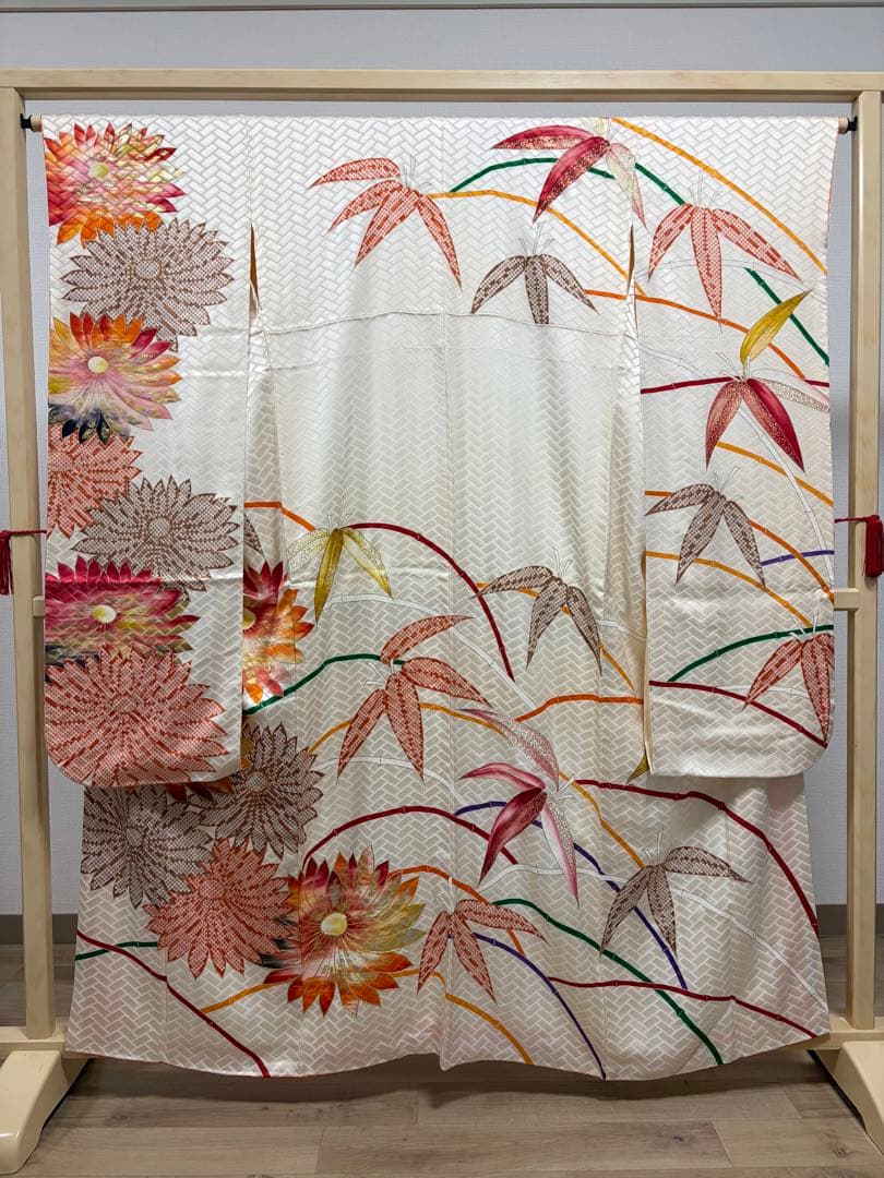 A5 高島屋扱い 笹に金駒刺繍の菊模様 白 金彩 正絹 袷 振袖 着物 K12