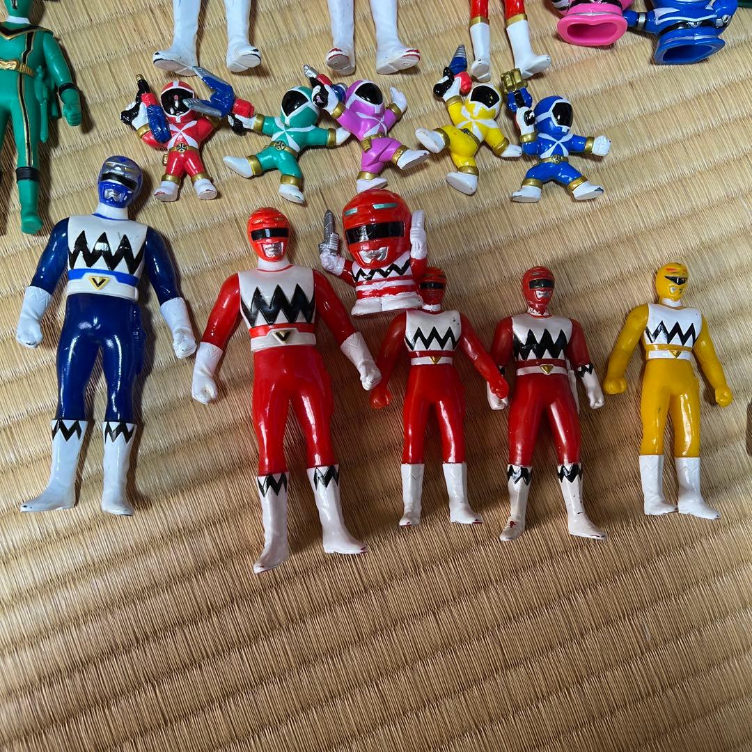 戦隊ヒーローフィギュアとロボットセット