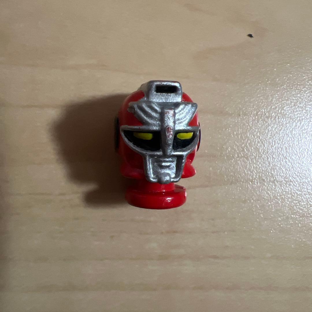 戦隊ヒーローフィギュアとロボットセット