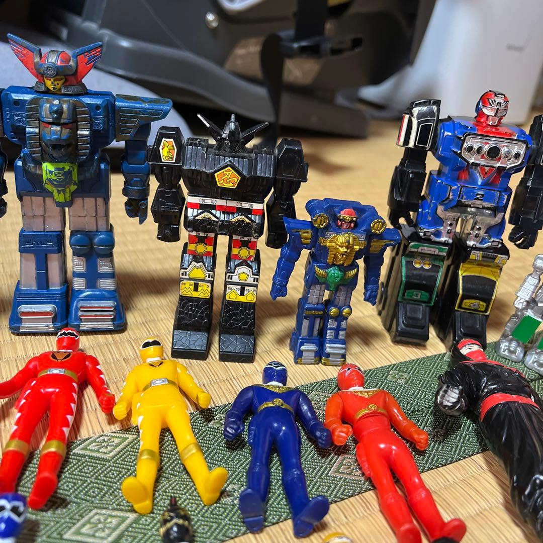 戦隊ヒーローフィギュアとロボットセット