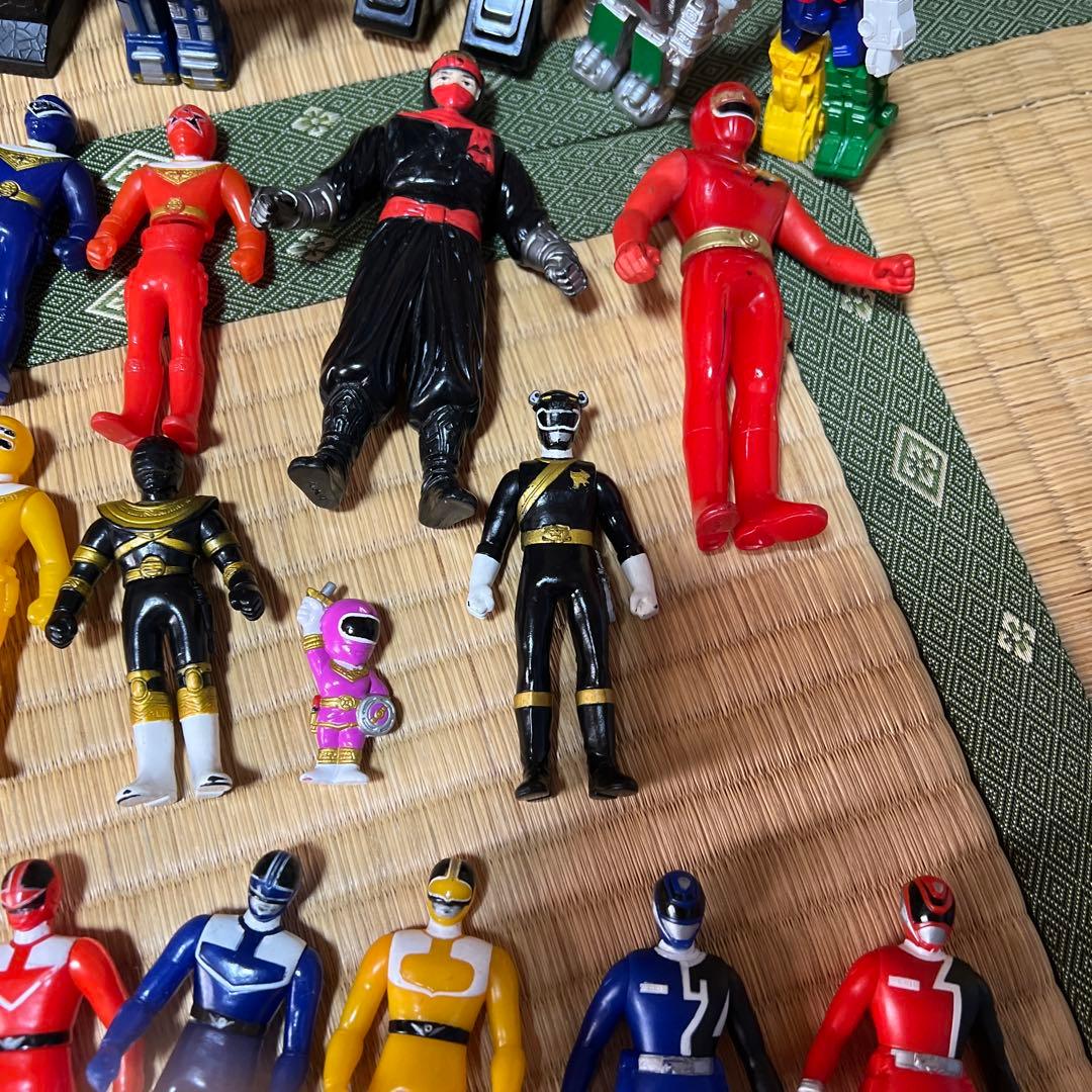 戦隊ヒーローフィギュアとロボットセット