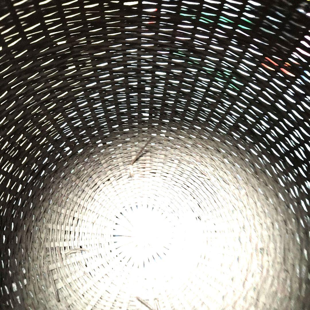 竹の編み込み花入れ