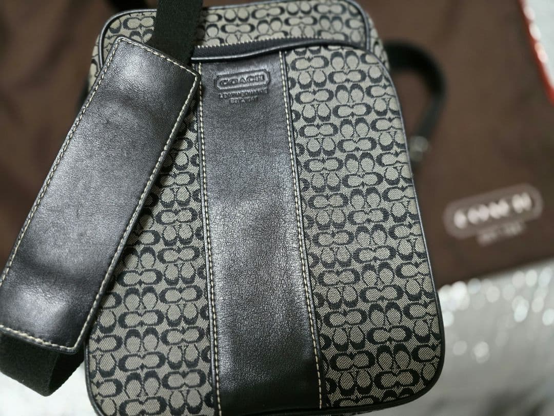 コーチ ミニシグネチャー 斜め掛け可 ショルダーバッグ ブラック グレー