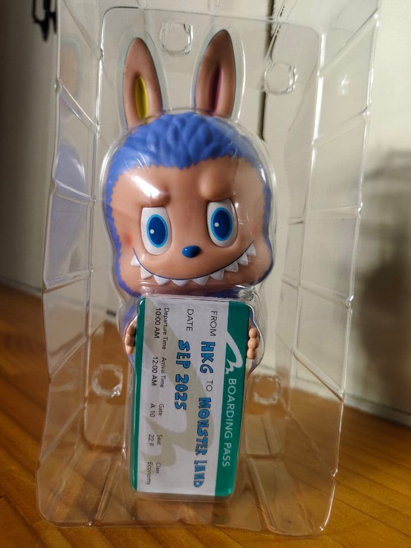 LABUBU x HKIA コラボ　限定フィギュア