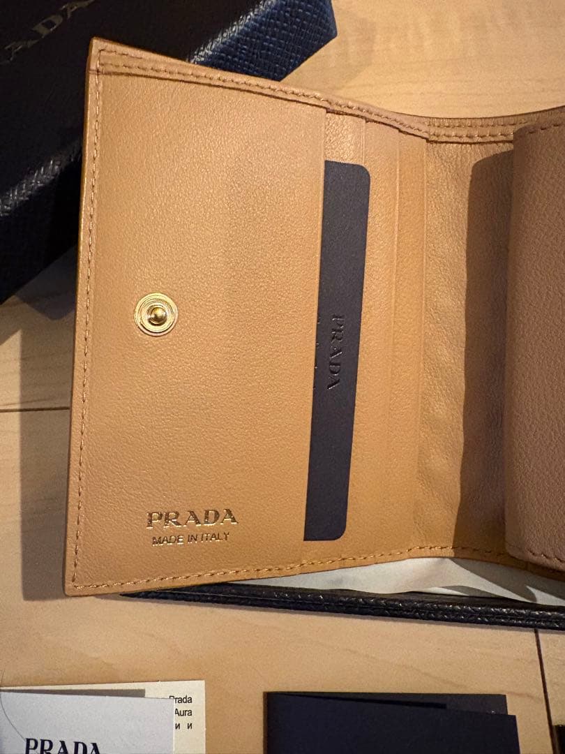 PRADA スタッズデザイン 二つ折り財布　新品未使用！