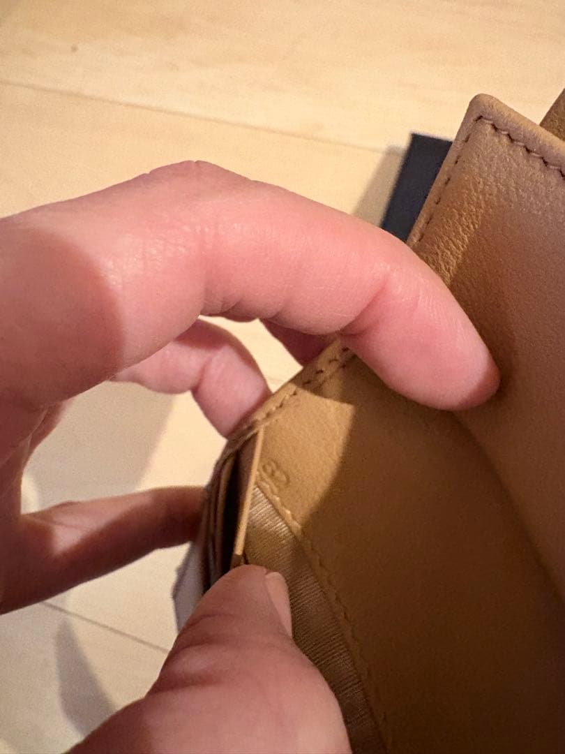 PRADA スタッズデザイン 二つ折り財布　新品未使用！