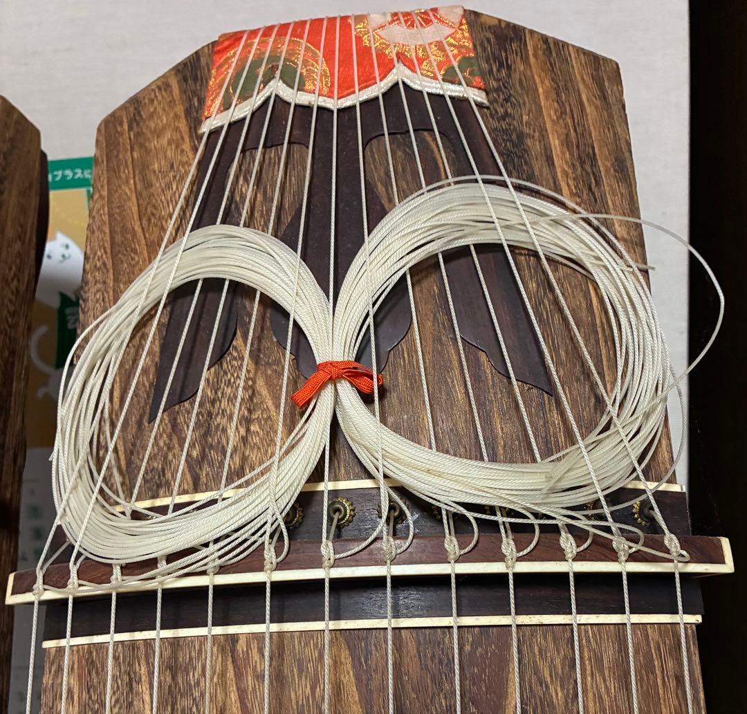 お琴です。13弦 並甲乍ら琴柱の倒れた跡も少なく音色が良い