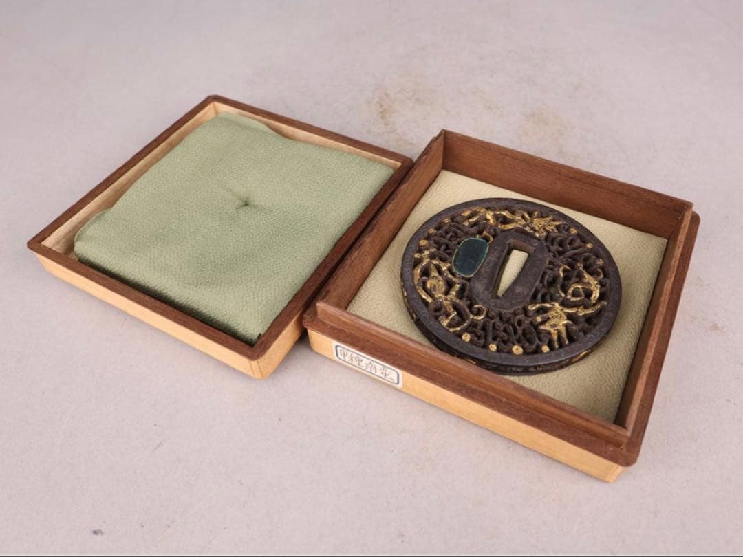 【値下げ】甲種特別貴重 鍔 無銘(南蛮) 雨龍唐草透 鉄地丸形円形地透布目象嵌