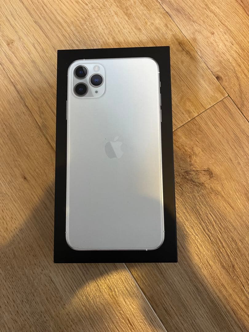 美品iPhone 11 ProMax 512GB シルバー 本体　箱と付属品あり