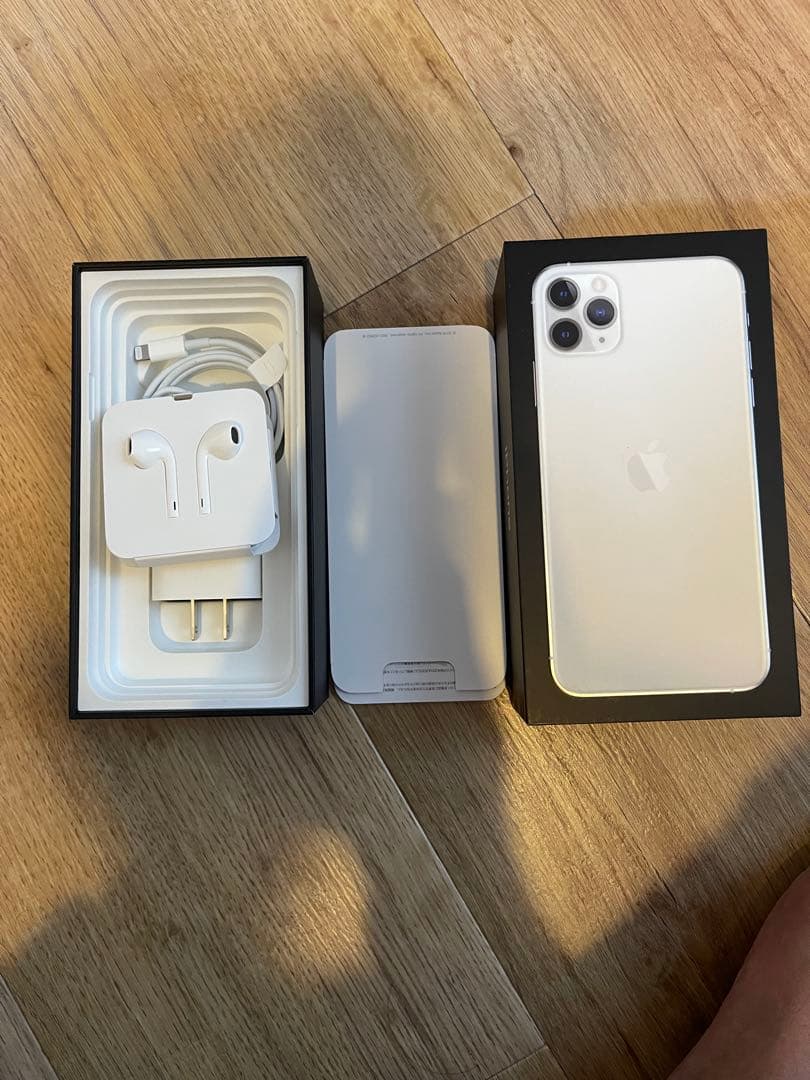 美品iPhone 11 ProMax 512GB シルバー 本体　箱と付属品あり