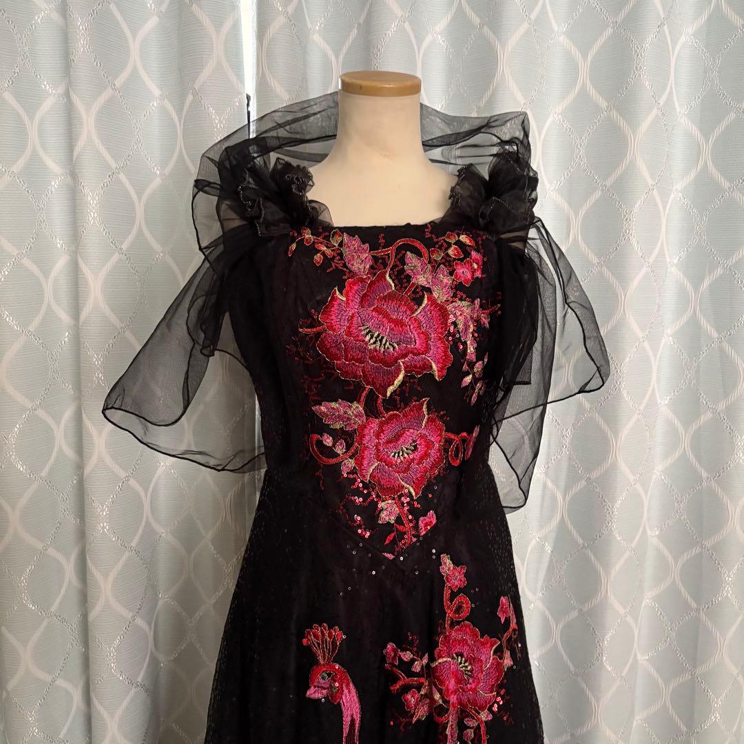 カラオケドレス 発表会 孔雀刺繍の黒ロングドレス