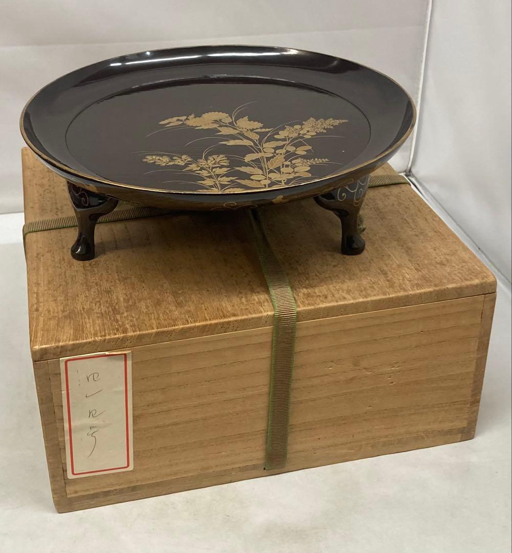 B541b 黒漆塗「三足秋草図菓子盆」桐箱付　作者不詳　時代不祥　時代物