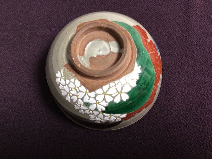 桜と紅葉と新緑の山の抹茶茶碗。