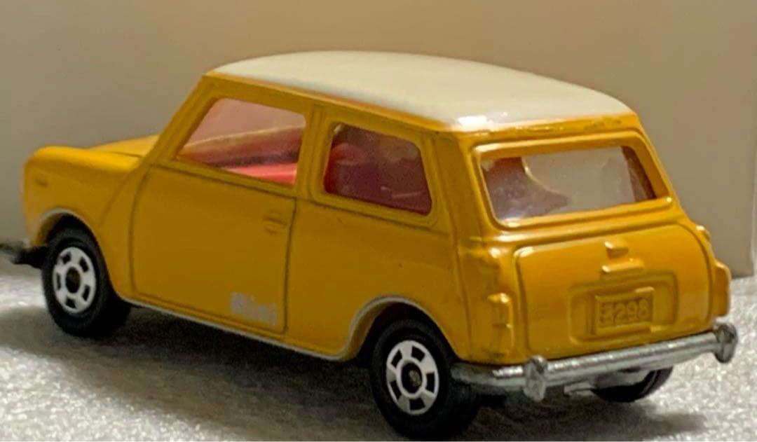 トミカ ミニクーパー 黄/白ルーフ 赤シート