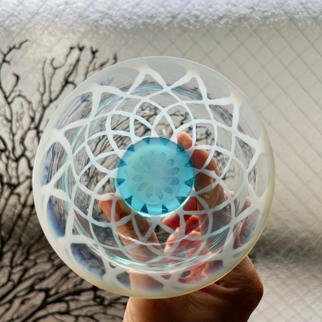 骨董　時代ガラス　超希少　白網目紋　水色台座　反り口　氷コップ　ウランガラス