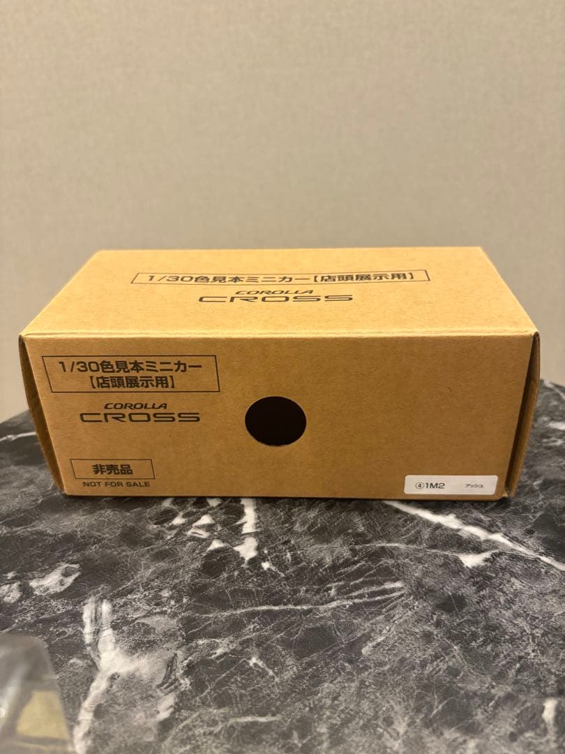 新型カローラクロス ミニカー カラーサンプル アッシュ【非売品】