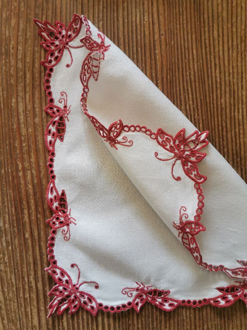 アンティークフランス オープンカットワーク パピヨン∞赤糸刺繍 縮緬風ドイリー