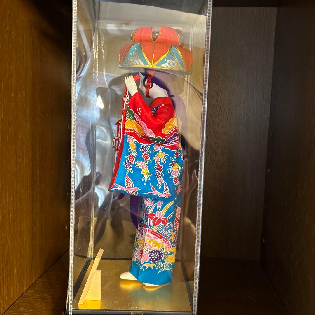 日本人形 伝統的な和装 透明ケース付き