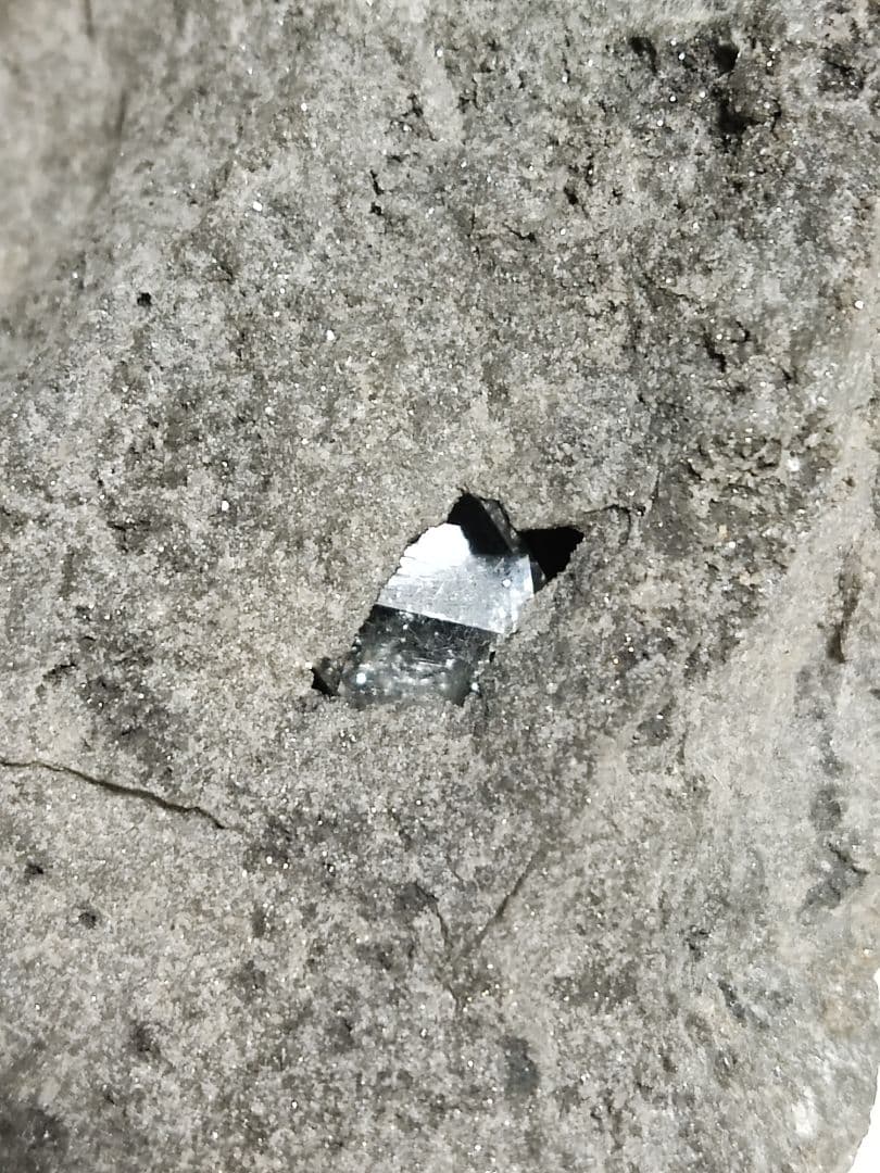 パワーストーン　天然石　原石　ハーキマーダイアモンド母岩付　499g　318