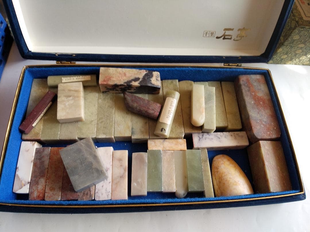 篆刻 高級石材 篆刻用 中国 篆刻石材 印材 40点 箱付 新品 未使用 です。