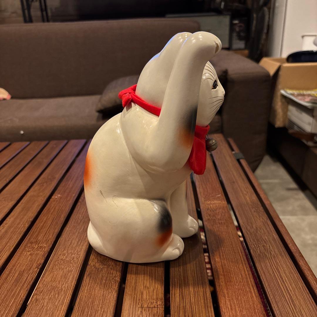 陶器 招き猫 鈴付き 赤いスカーフ