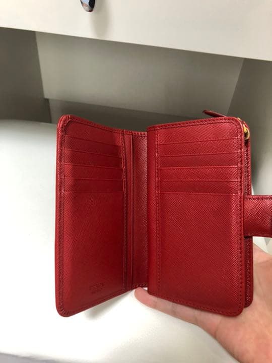 プラダ二つ折り財布（赤色）