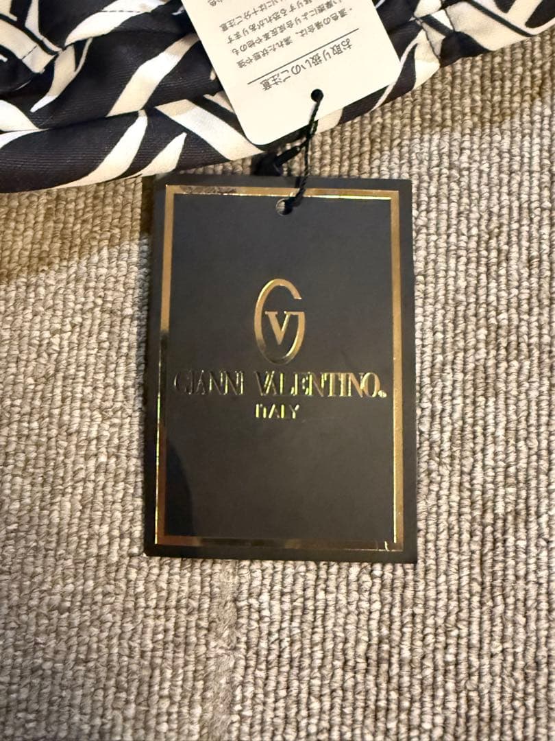 【新品☆送料込】Valentino 水着 ショートパンツ 水陸両用（M）