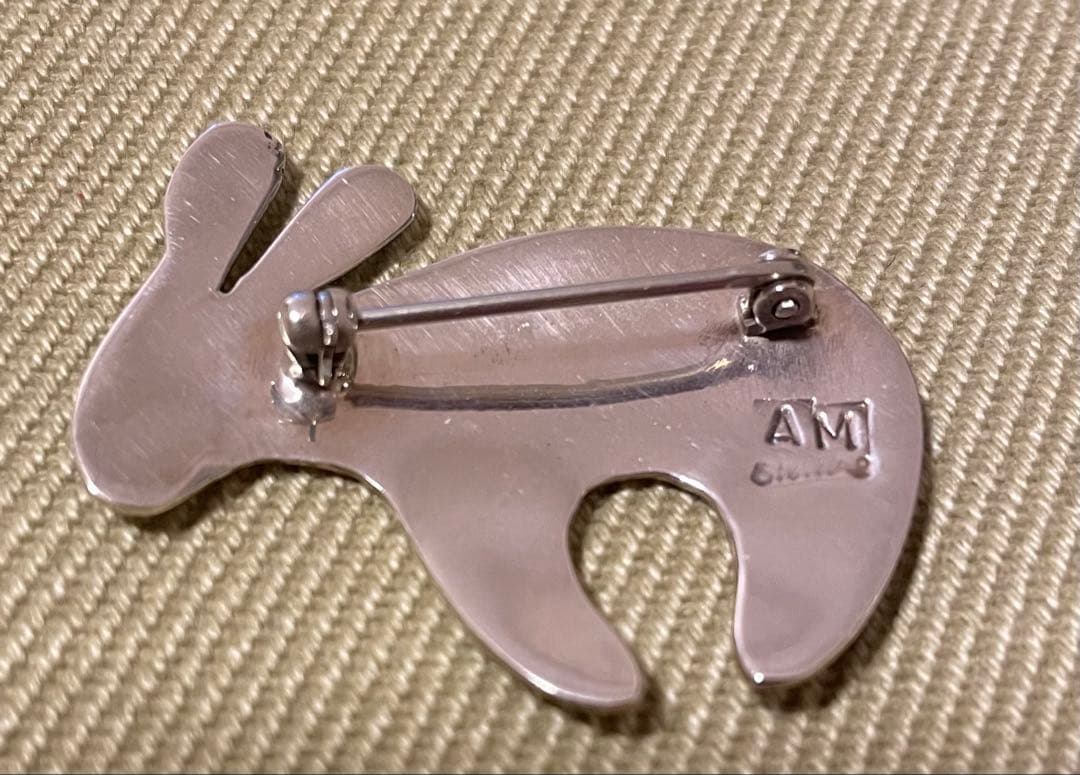 Navajo インディアンジュエリーブローチ/AM刻印うさぎモチーフ