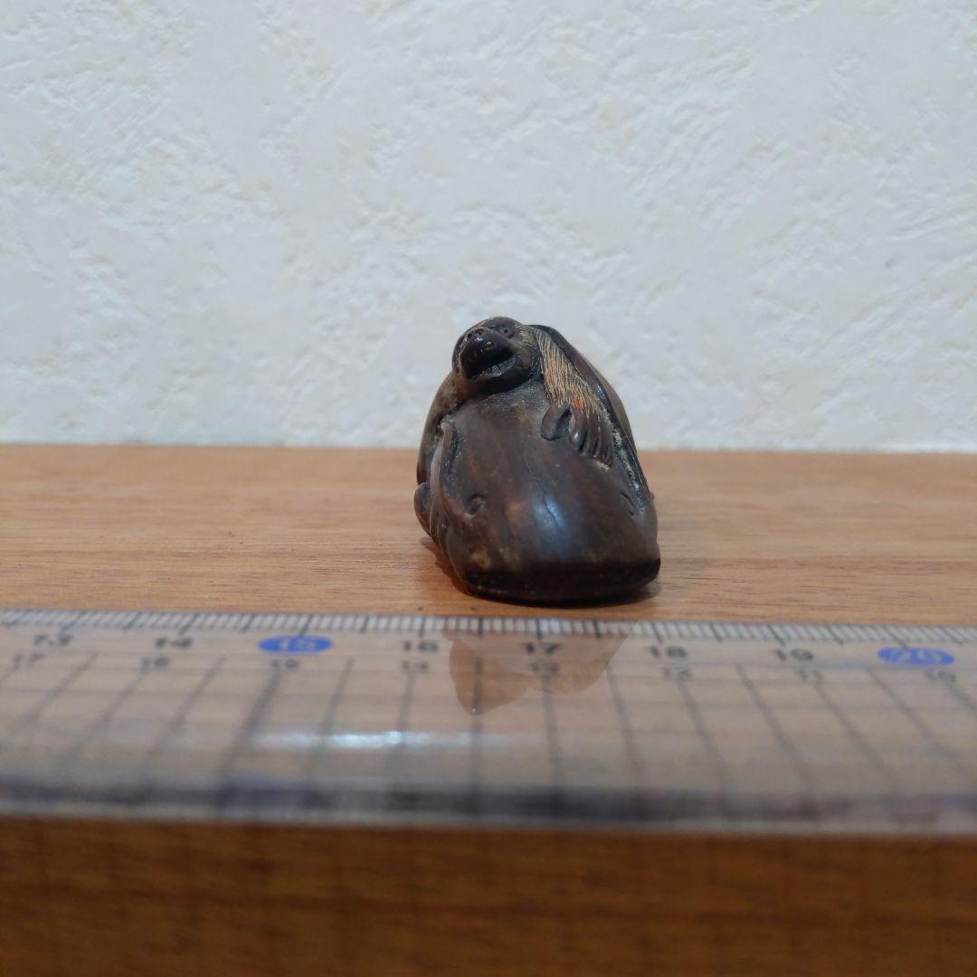 時代提物 縁起物根付 木彫 在銘【大鯰を押さえつける猿】長約7.2cm 重29ｇ