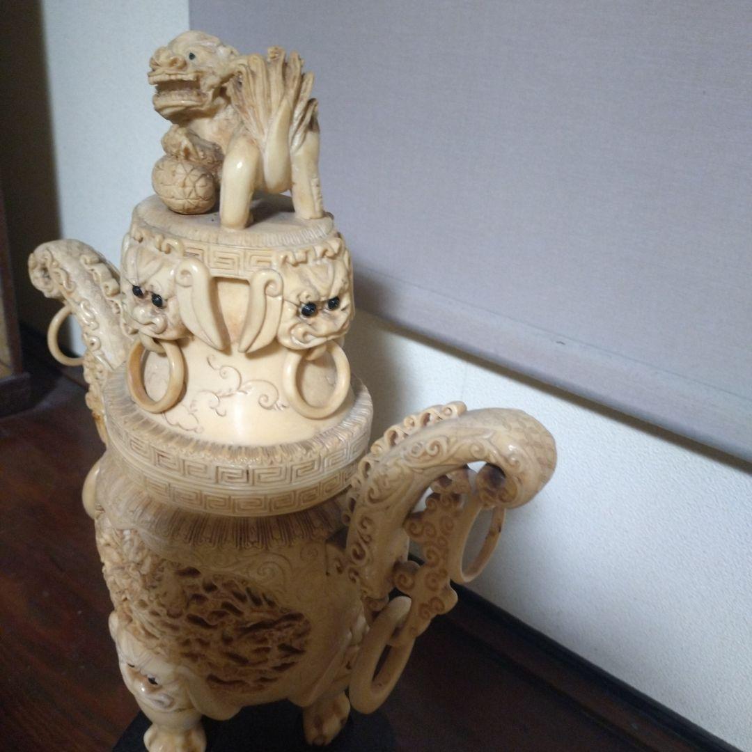 獅子彫刻のクリーム色壺型置物