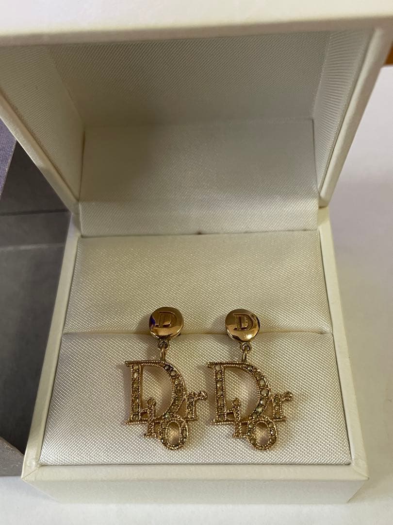 Dior ゴールド ロゴ ピアス