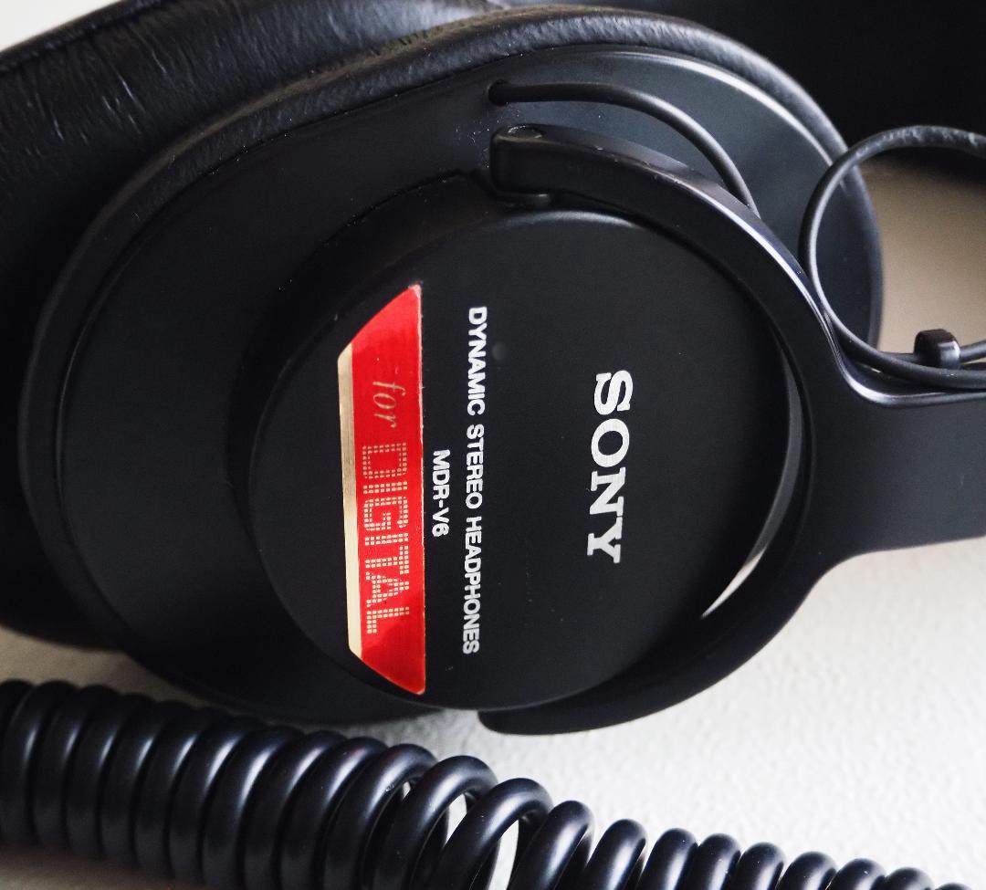 値下げしました！【業務＆リスニング用】Sony MDR-V6　中古・新品パット】
