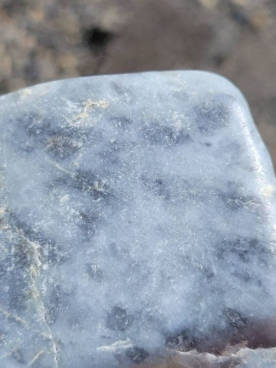 210g。親不知　歌　糸魚川　翡翠　原石　黒白翡翠　海石