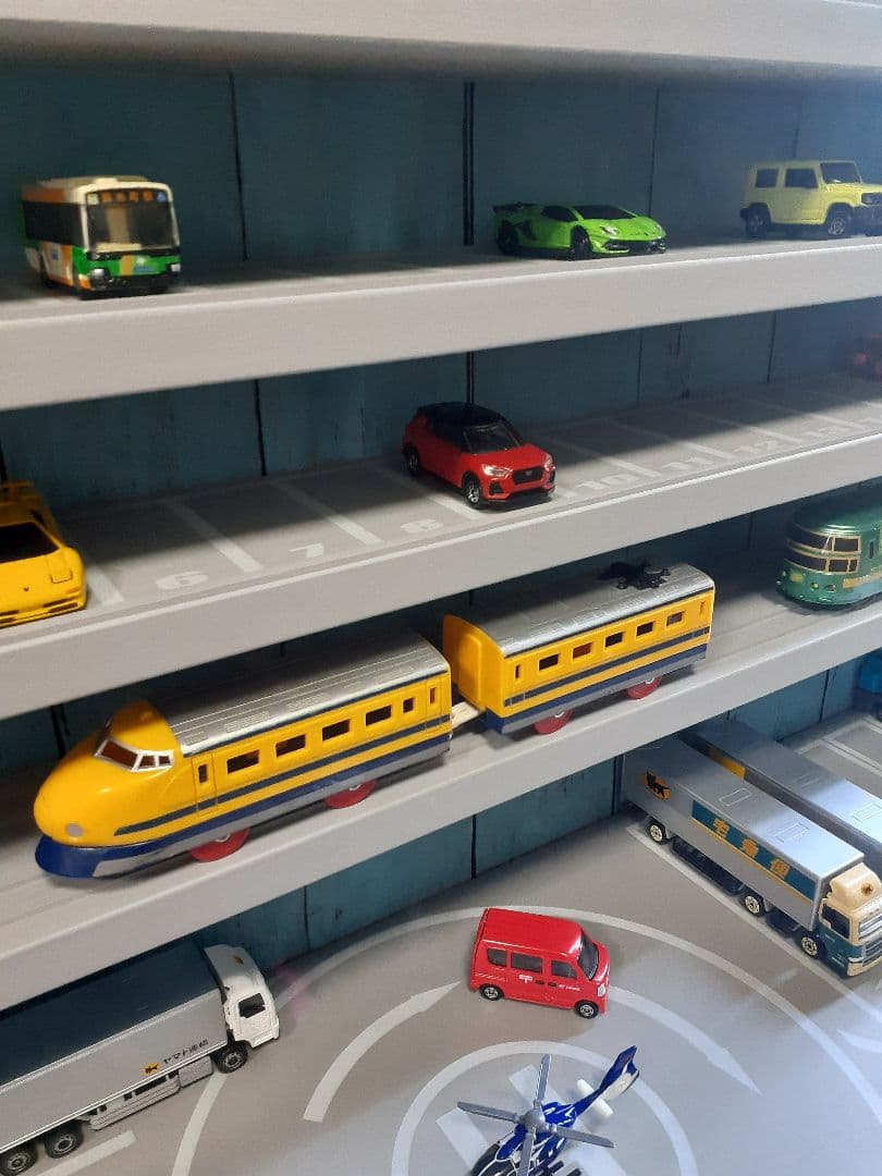 最新版7段トミカプラレール収納棚1枚板仕様ヘリポート付