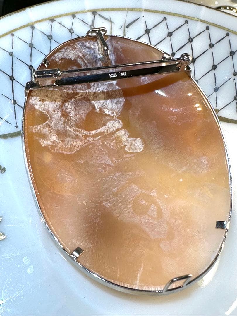 K18WGシェルカメオブローチペンダントトップ兼用 作家名あり 縦67横48