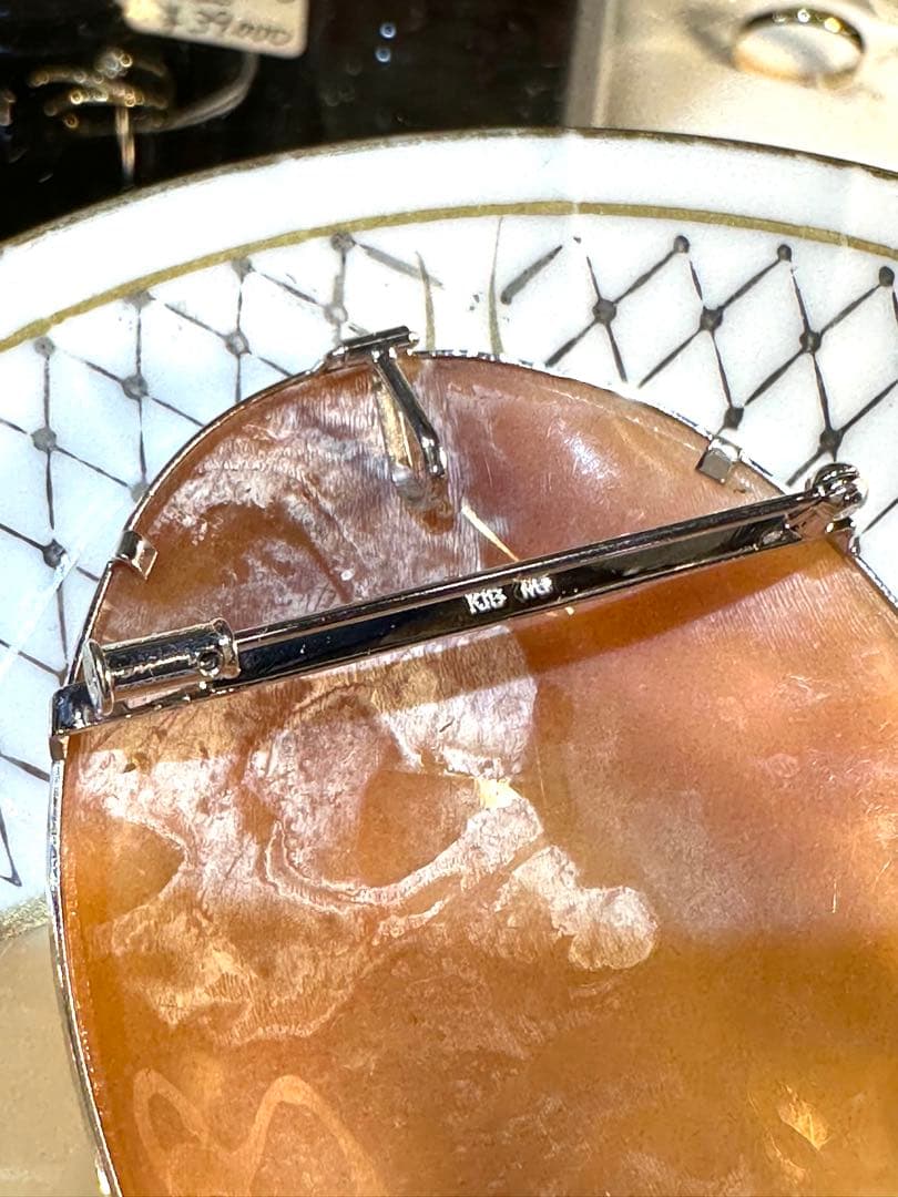 K18WGシェルカメオブローチペンダントトップ兼用 作家名あり 縦67横48