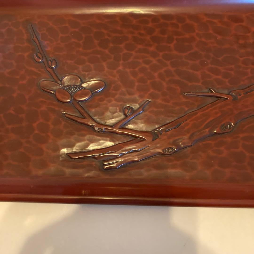 博古堂　鎌倉彫　赤い漆器の盆 梅枝の彫刻