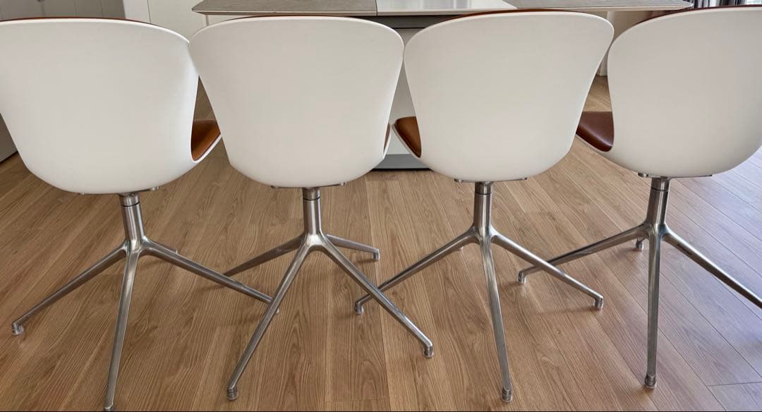 BoConcept ダイニングテーブルとチェア4脚のセット（送料込み）