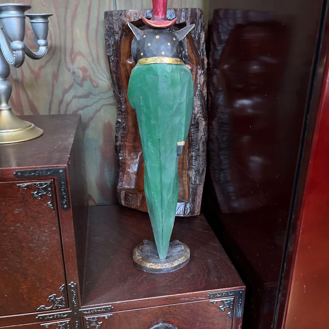 カラフルなフクロウの木製彫刻