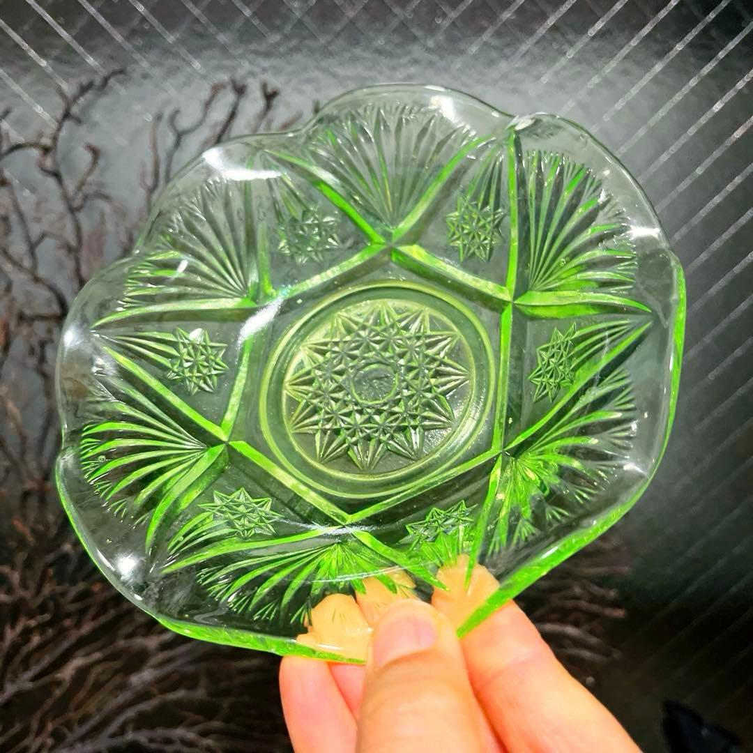 骨董　時代ガラス　フリル　切子調プレス　ライムグリーン　氷皿　ウラン １客②