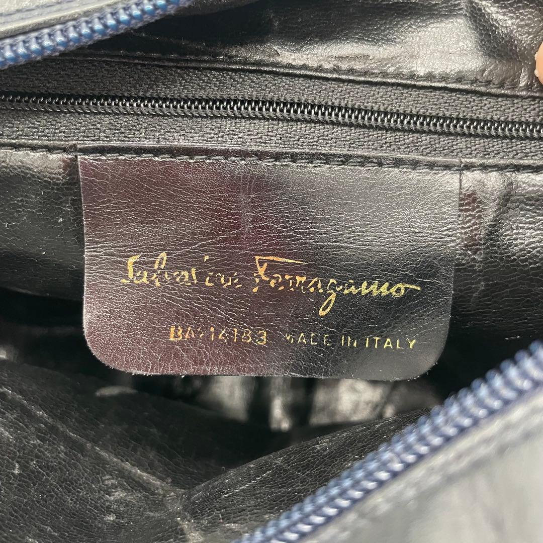 サルバトーレフェラガモ　ヴァラリボン　ショルダーバッグ　レザー　ネイビー