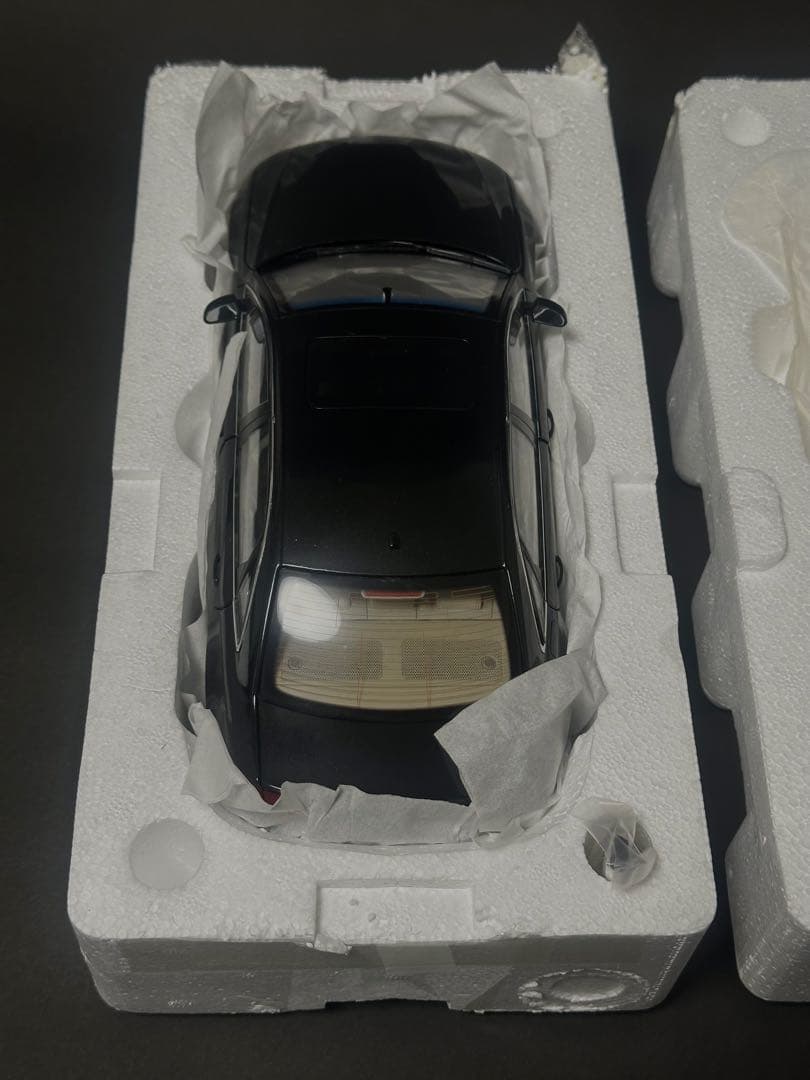 Audi A4 ミニカー 黒 1/18スケール
