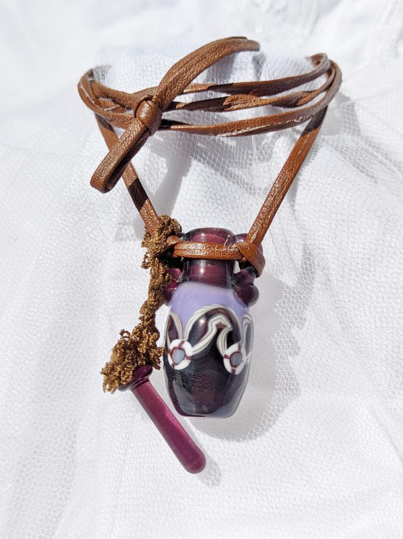 吉田正子トンボ玉（貳拾漆）　「瓶型」皮ひもネックレス　ガラス玉に込めた日本画