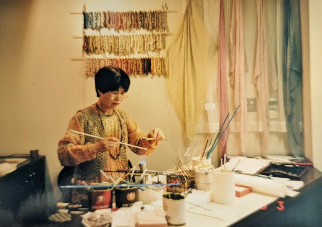 吉田正子トンボ玉（貳拾漆）　「瓶型」皮ひもネックレス　ガラス玉に込めた日本画