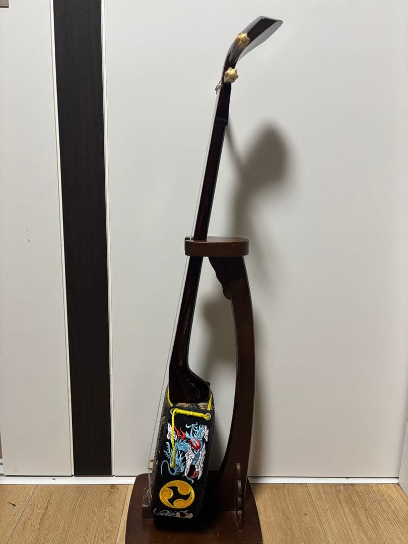 三線本体 赤茶色　ドラゴン刺繍付き